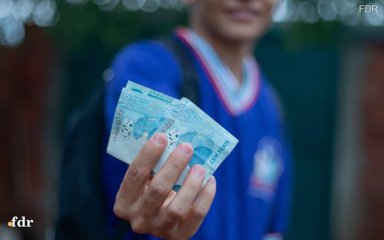 Parceria Prefeitura e Caixa oferece R$100 por mês a mais de 11 mil alunos em João Pessoa